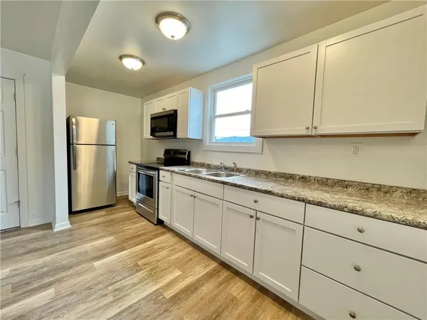 $1,500 | 860 Pennsylvania Avenue, Unit 2, Coraopolis, PA 15108