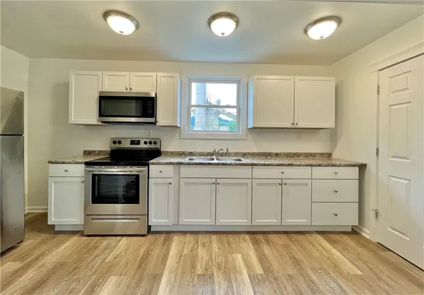 $1,500 | 860 Pennsylvania Avenue, Unit 2, Coraopolis, PA 15108