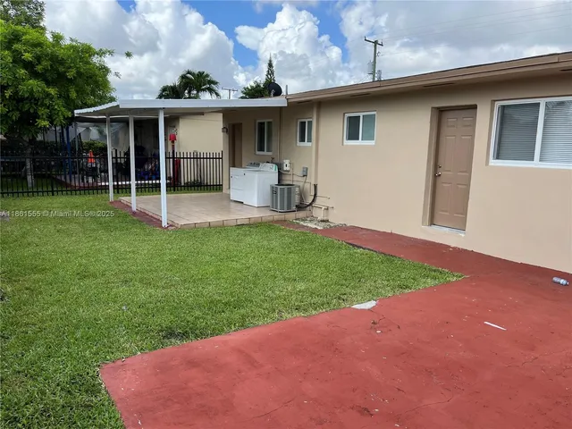 a view of a house with backyard and porch