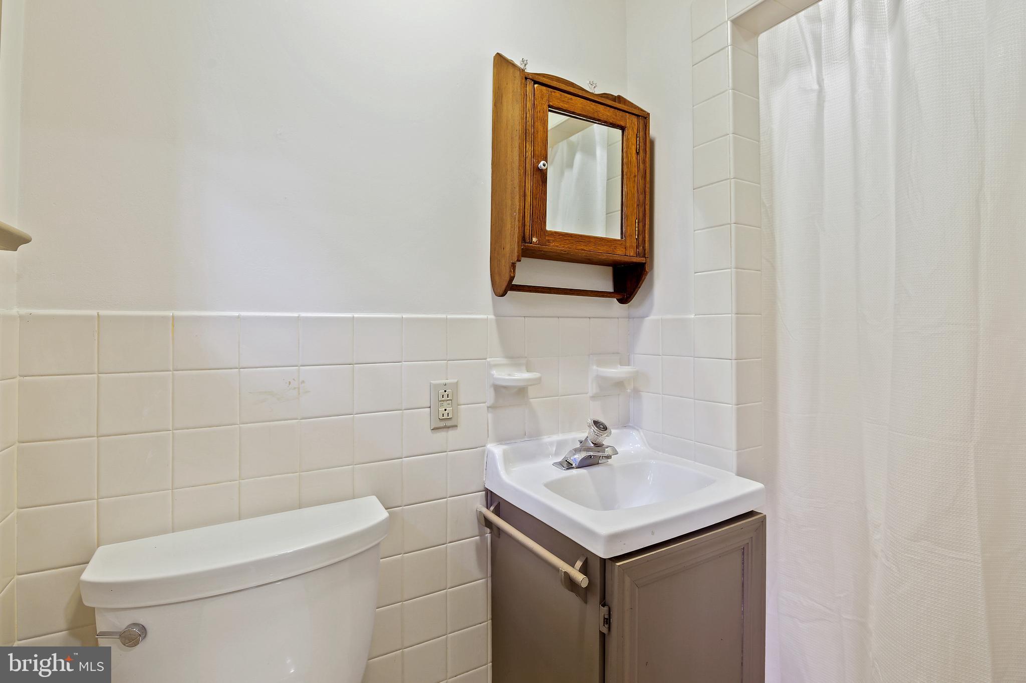 5 Wellesley Road Swarthmore, PA 19081 - Photo 17 of 40 Full Bathroom off Study