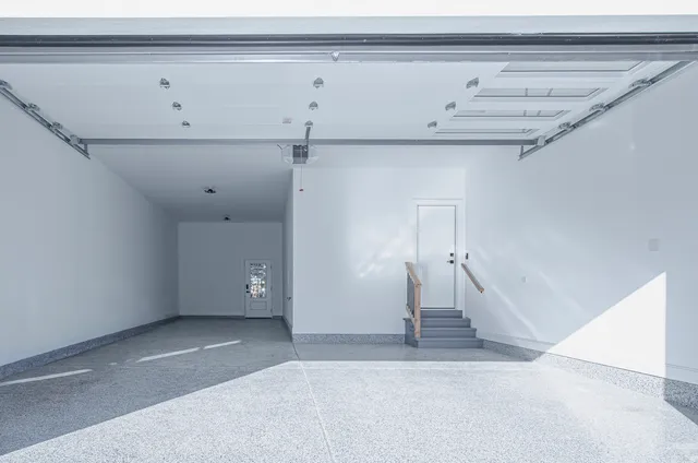 a view of a big room with closet