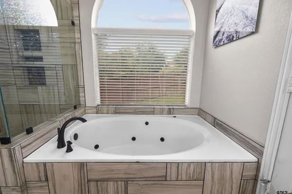 $460,000 | 7614 Abbeywood Court, Tyler, TX 75703