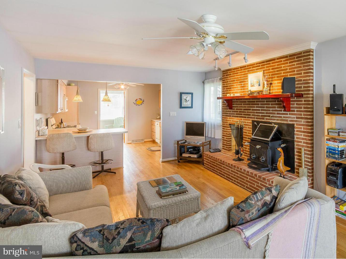 7636 Brown Road Pasadena, MD 21122 - Photo 12 of 30 Living Room off Kitchen