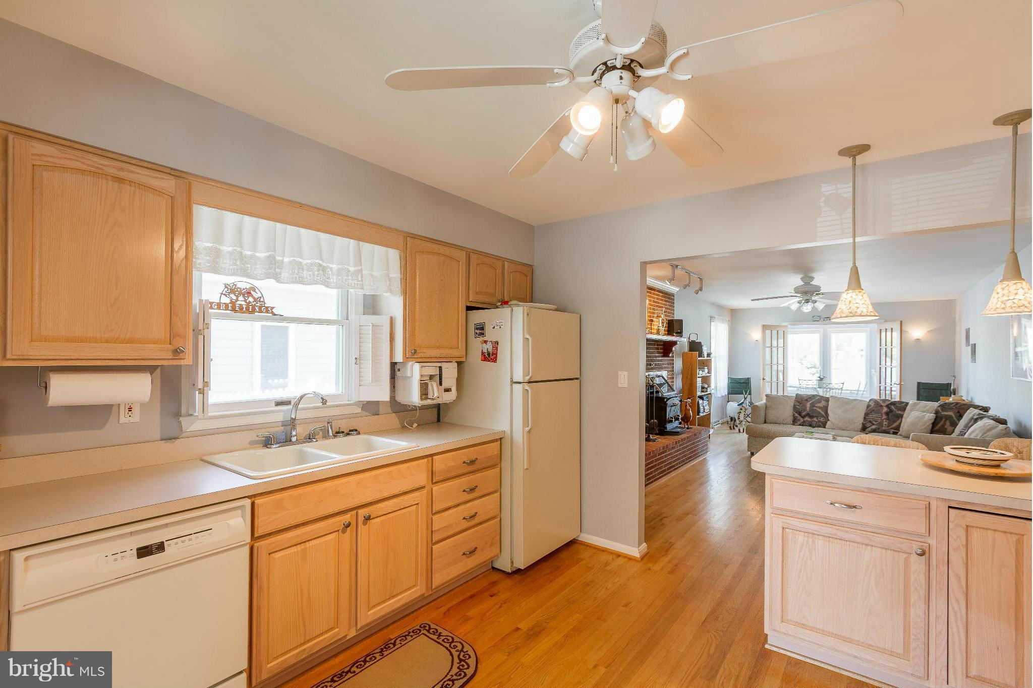 7636 Brown Road Pasadena, MD 21122 - Photo 14 of 30 Kitchen with Breakfast Bar