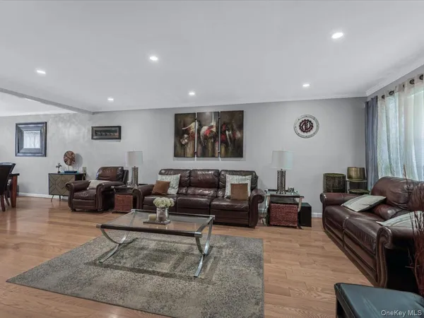 $700,000 | 658 Pine Street | City Line