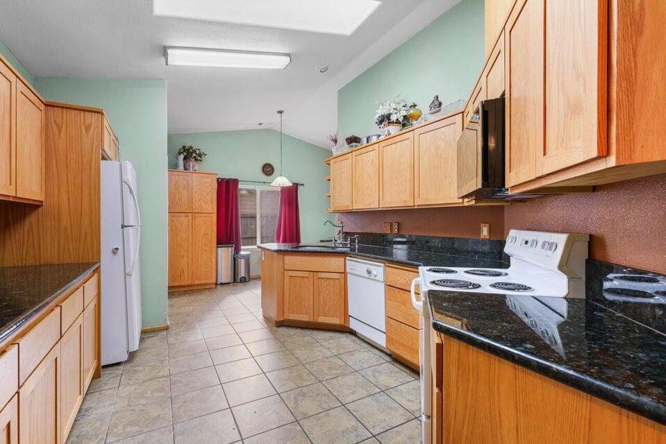 705 Mountain Avenue Central Point, OR 97502 - Photo 10 of 29 10