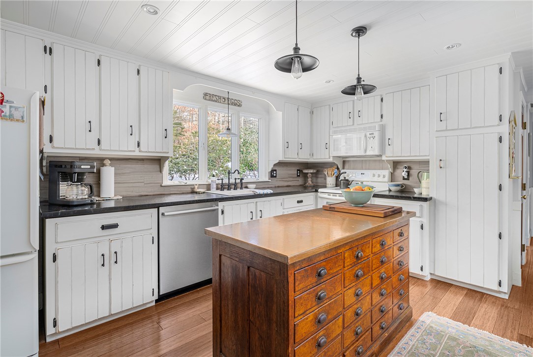 20 Locust Valley Road Exeter, RI 02822 - Photo 5 of 49