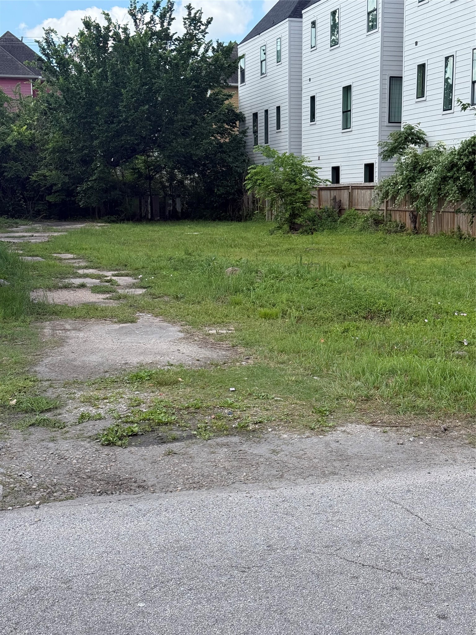 224 West 28th Street Houston, TX 77008 - Photo 6 of 13 a view of a house with backyard