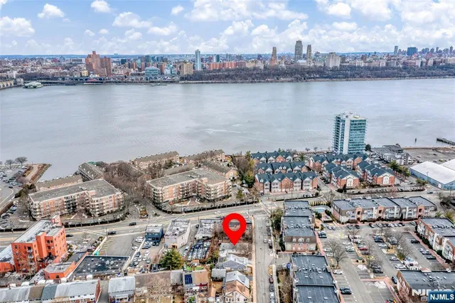 a picture of city and lake view