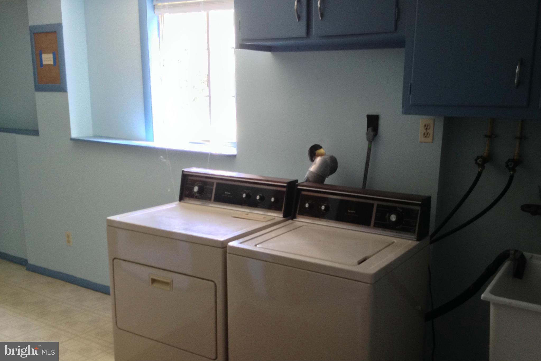 9218 Briarchip Street Laurel, MD 20708 - Photo 14 of 38 a utility room with dryer and washer