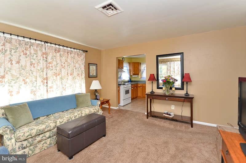 104 Cedar Hill Road Baltimore, MD 21225 - Photo 5 of 24 Living Room