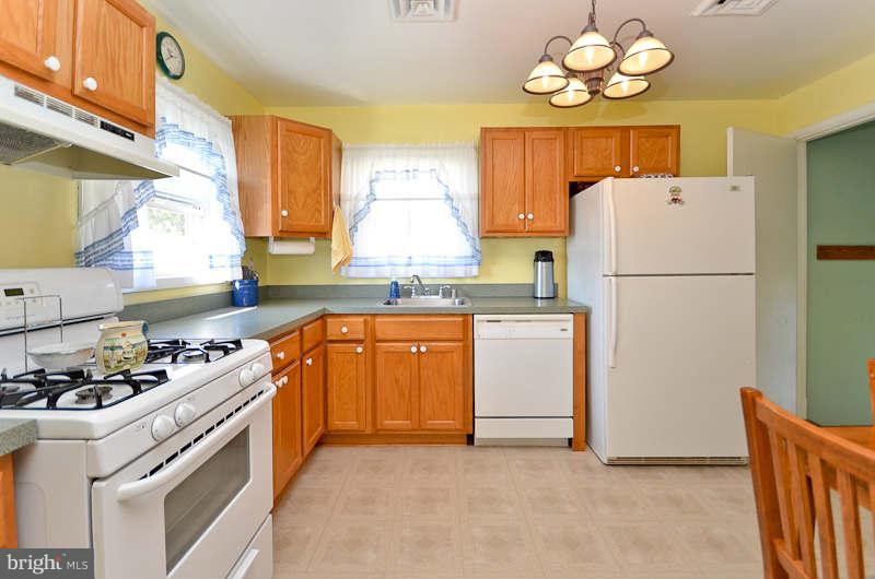 104 Cedar Hill Road Baltimore, MD 21225 - Photo 7 of 24 Kitchen