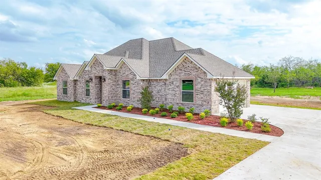 a view of house with garden