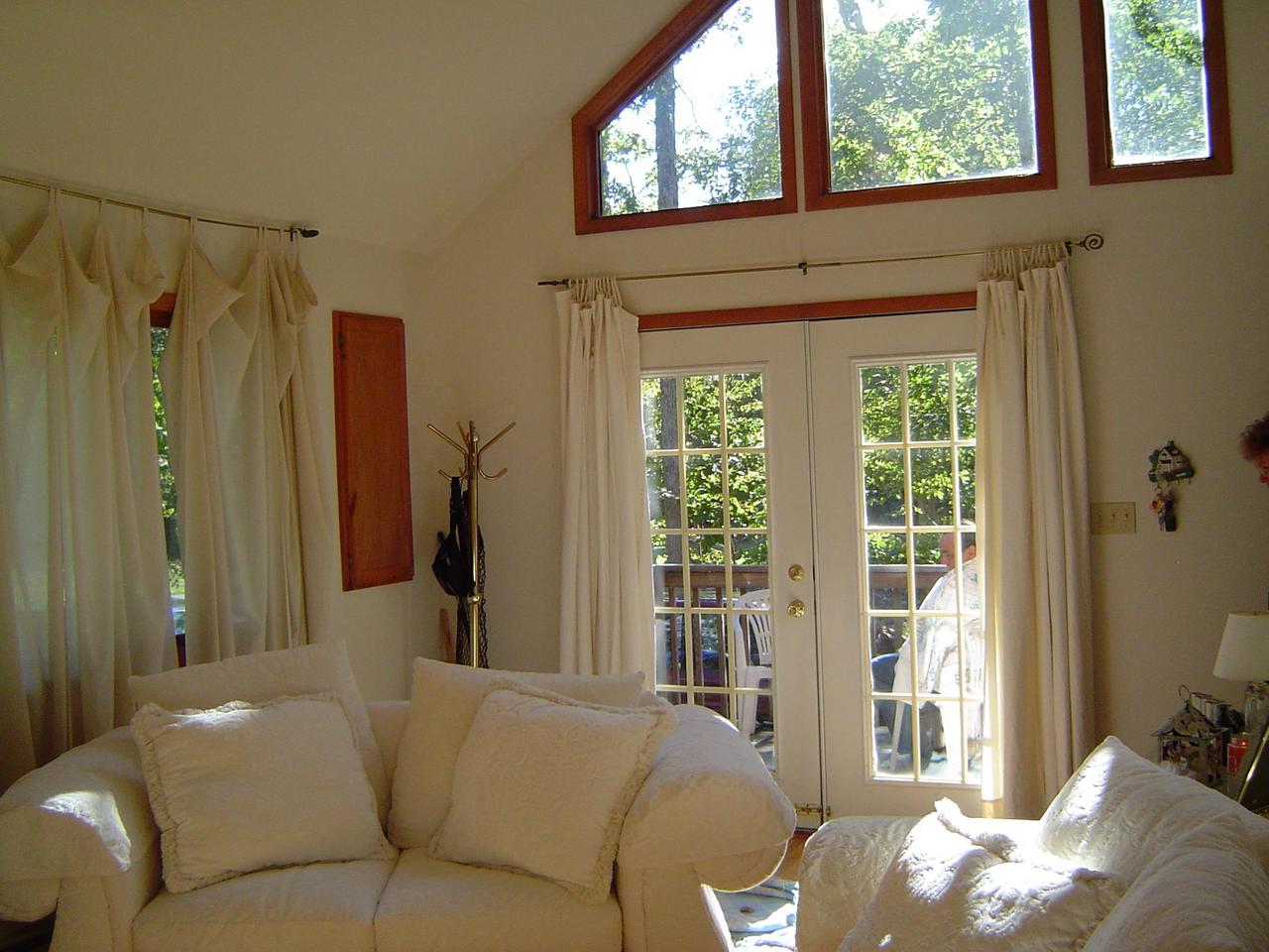 439 Snowden Bushkill Pa Bushkill, PA 18324 - Photo 3 of 9 Living Room