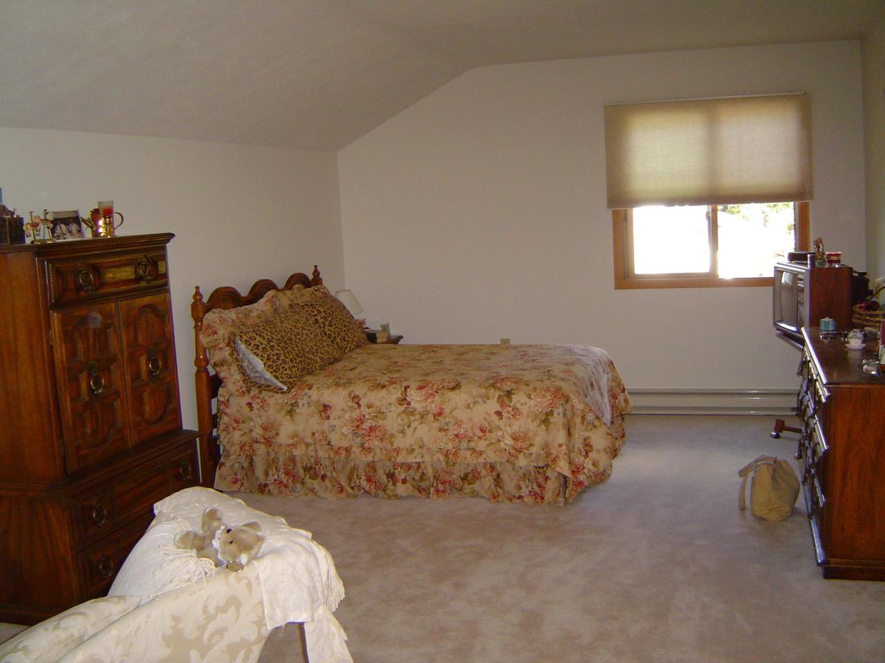 439 Snowden Bushkill Pa Bushkill, PA 18324 - Photo 7 of 9 Bedroom