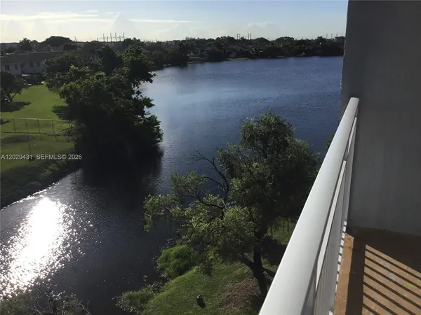 $2,100 | 9375 Fontainebleau Boulevard, Unit L422, Miami, FL 33172