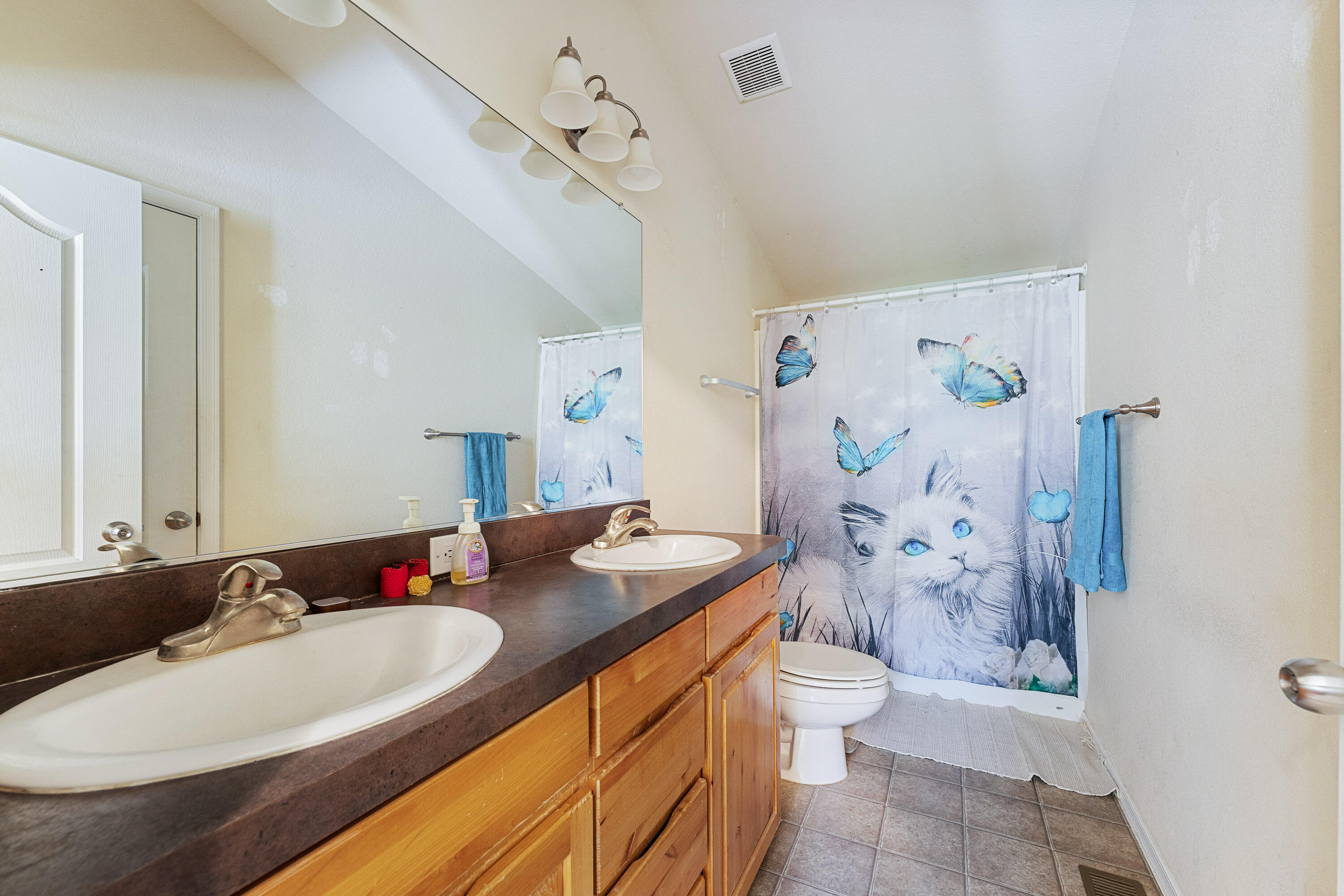 1247 Panther Gulch Road Williams, OR 97544 - Photo 34 of 57 Guest Bathroom