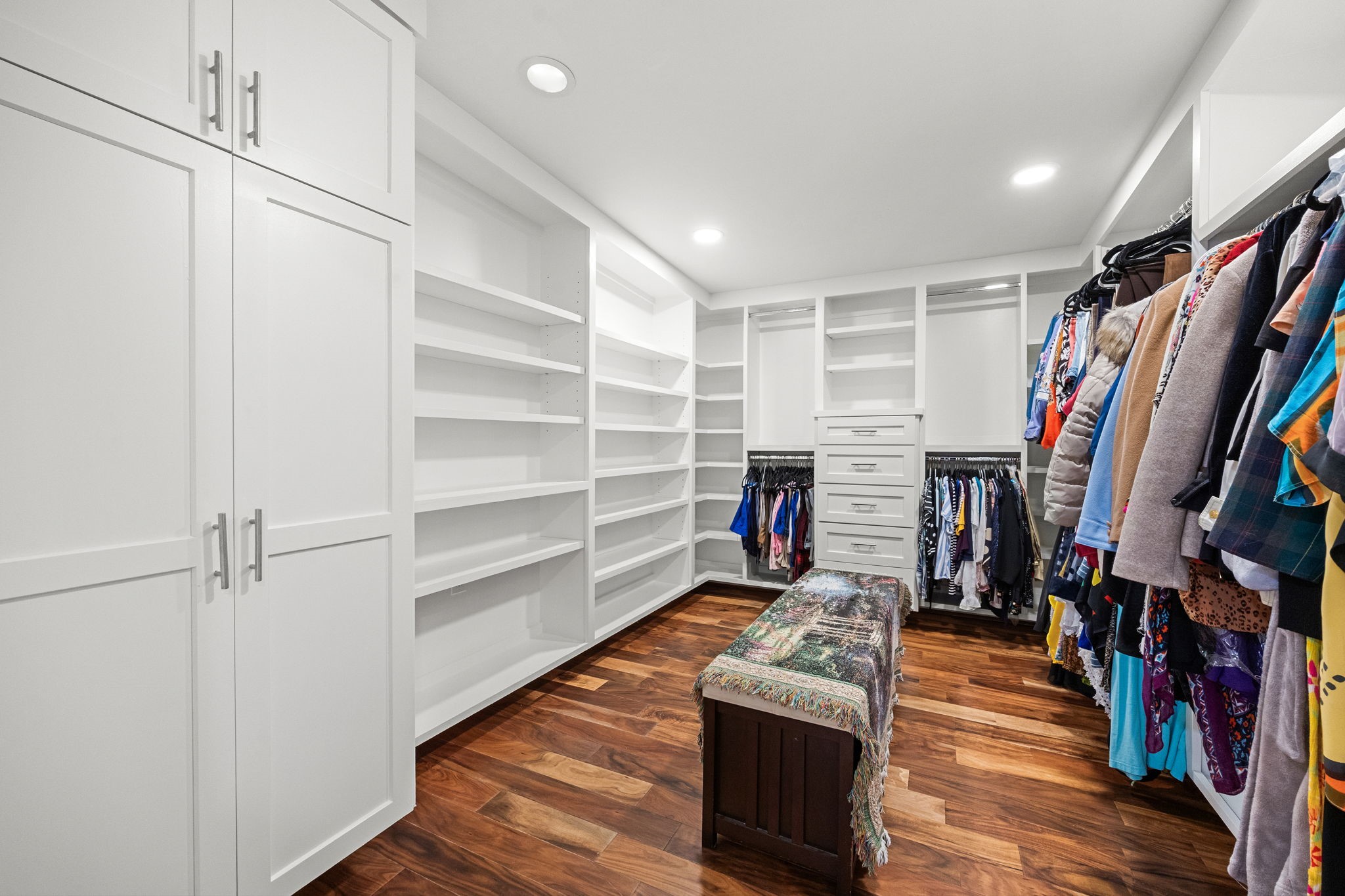 10310 Mayfield Road Houston, TX 77043 - Photo 29 of 49 Very large walk in closet in primary suite