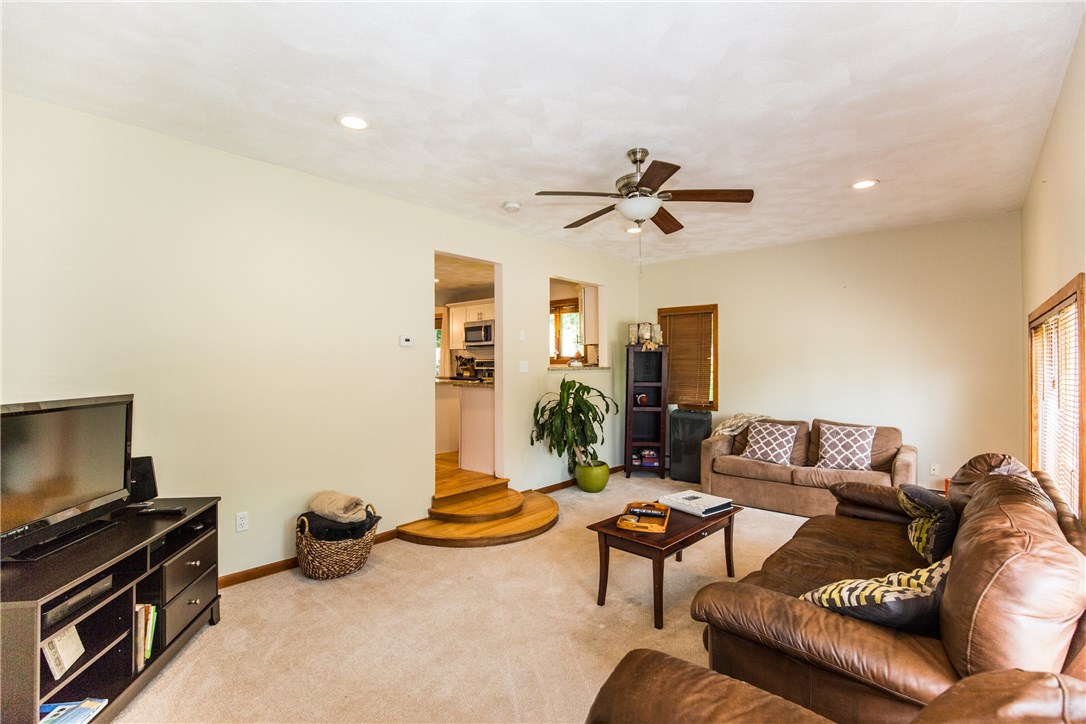 49 Pomfret Road Narragansett, RI 02882 - Photo 3 of 19 Living room