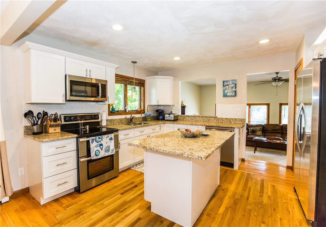 49 Pomfret Road Narragansett, RI 02882 - Photo 4 of 19 Kitchen