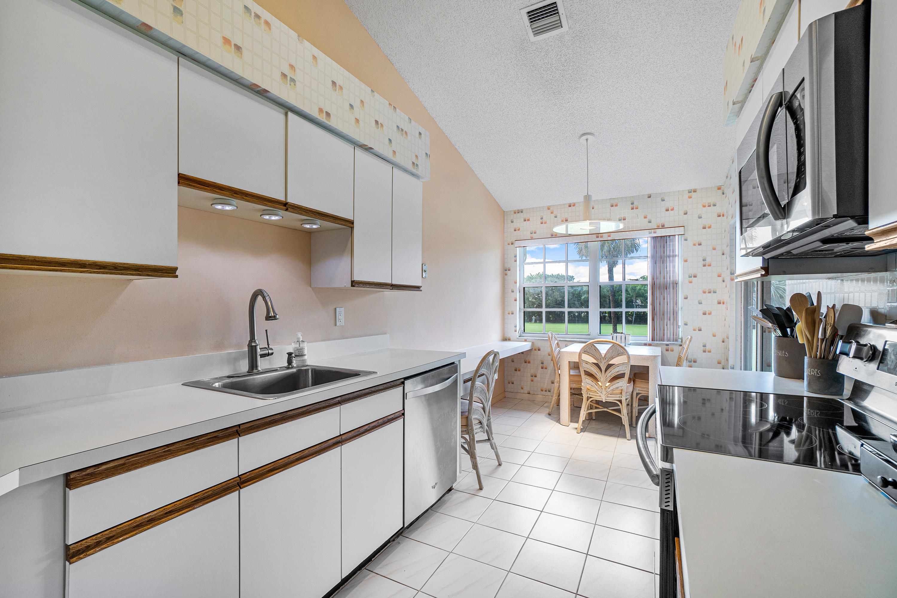 17348 Boca Club Boulevard, Unit 607 Boca Raton, FL 33487 - Photo 6 of 16 022-17348BocaClubBlvd-BocaRaton-FL-kitch