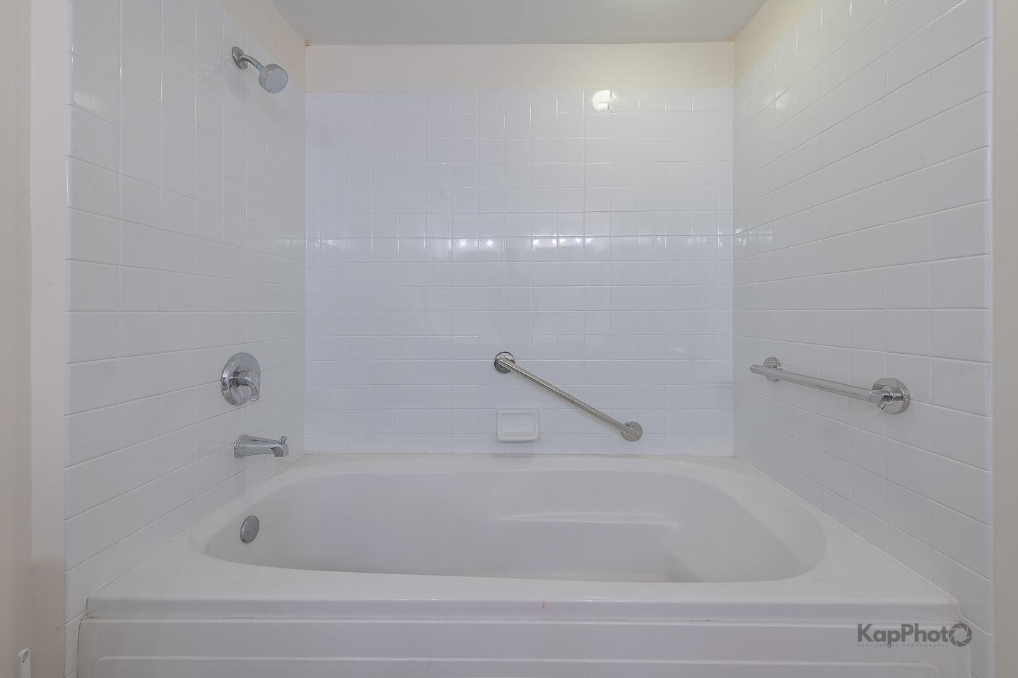 1151 West Washington Boulevard, Unit 125 Chicago, IL 60607 - Photo 23 of 28 a bathroom with a bathtub