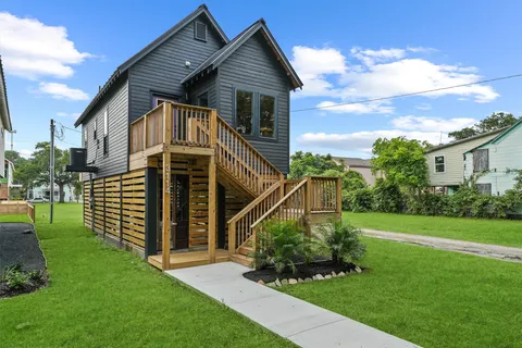 a view of a house with backyard