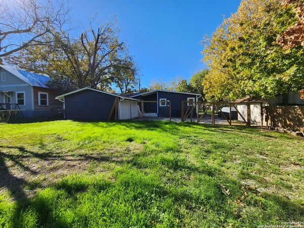 $2,395 | 521 Willow Avenue, New Braunfels, TX 78130