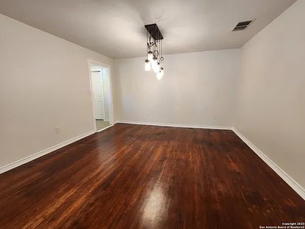 $2,395 | 521 Willow Avenue, New Braunfels, TX 78130