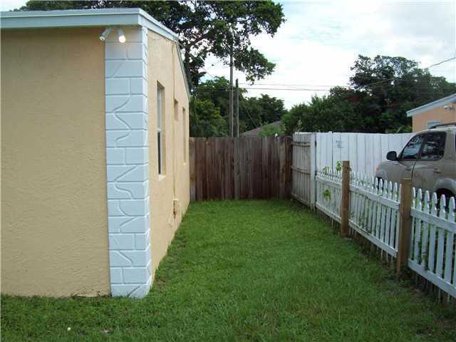 647 Aspen Road West Palm Beach, FL 33409 - Photo 3 of 9 3