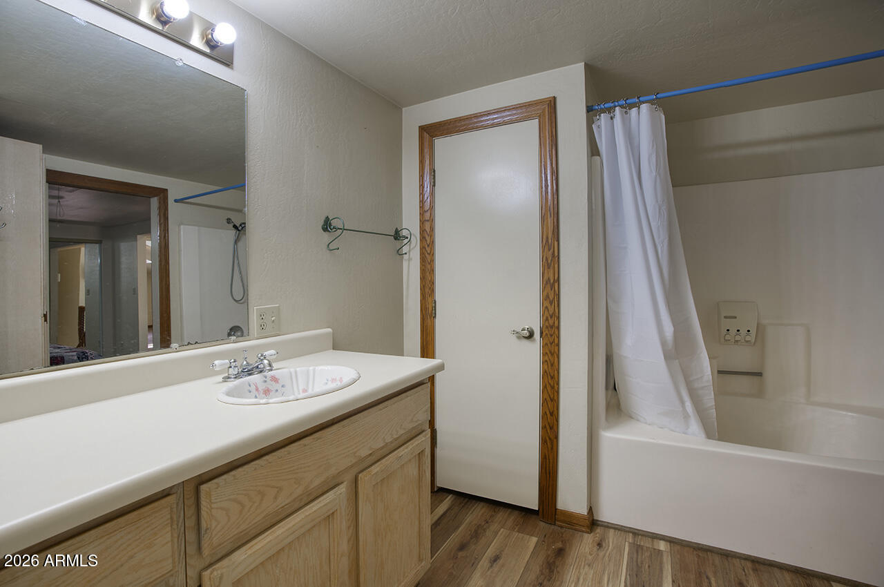 387 West Columbine Road Payson, AZ 85541 - Photo 30 of 40 Upper Bath with Tub/Shower