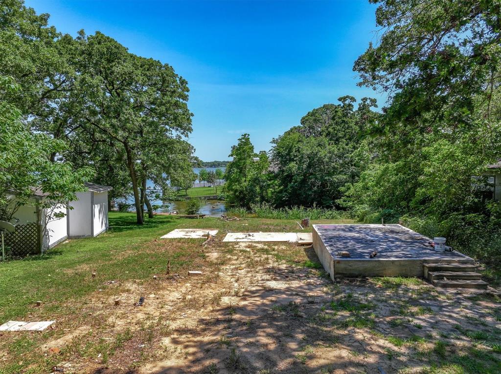 136 Wedgewood Loop Mabank, TX 75156 - Photo 7 of 12 a backyard of a house with table and chairs