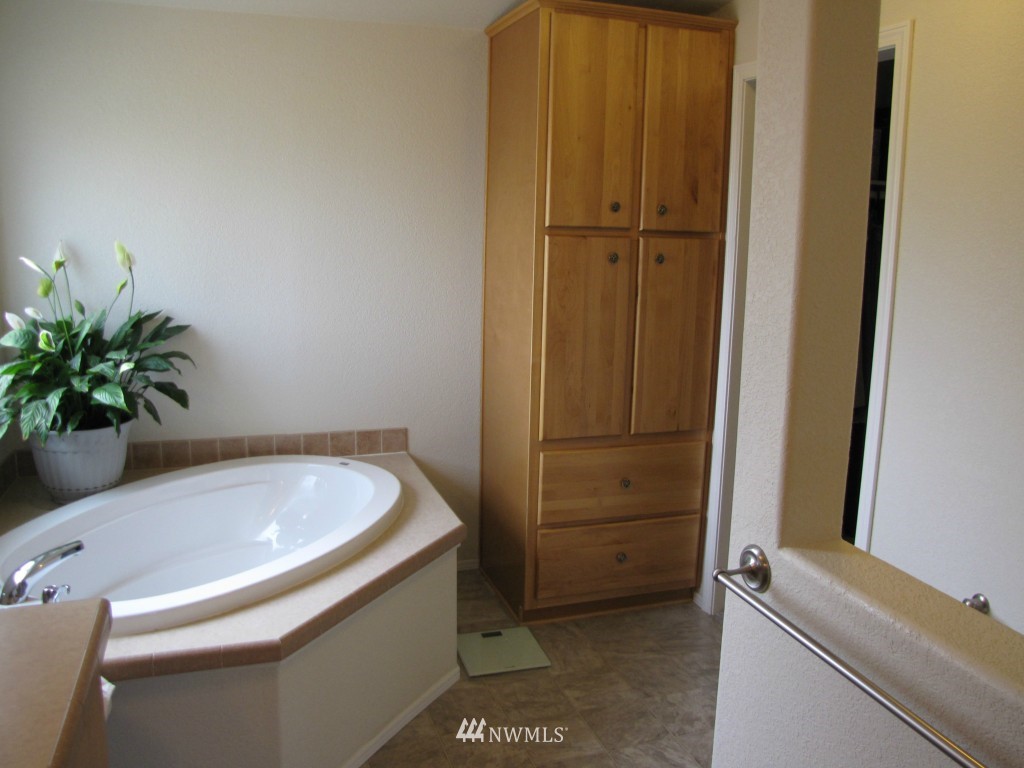 29 Duck Flat Road Tonasket, WA 98855 - Photo 14 of 18 a bathroom with a tub and sink