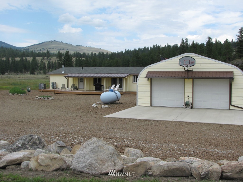 29 Duck Flat Road Tonasket, WA 98855 - Photo 9 of 18 a view of a yard with table and chairs