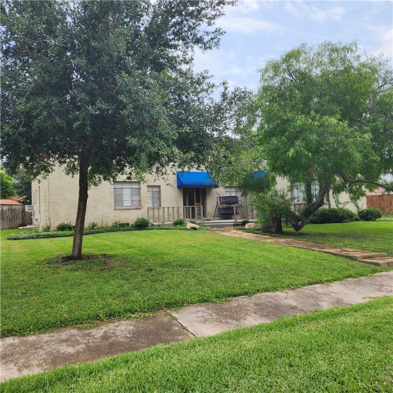 a view of a house with a yard