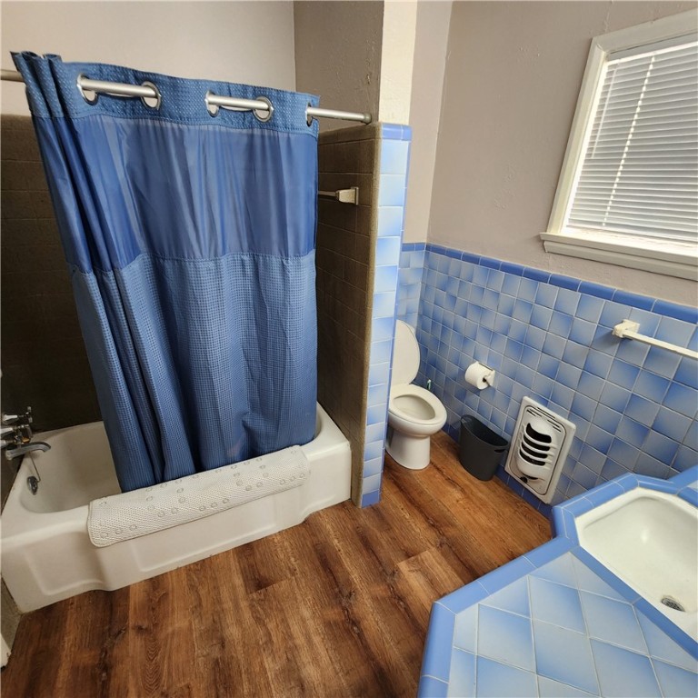 243 Indiana Avenue, Unit 5 Corpus Christi, TX 78404 - Photo 3 of 4 a view of a hallway with seating area