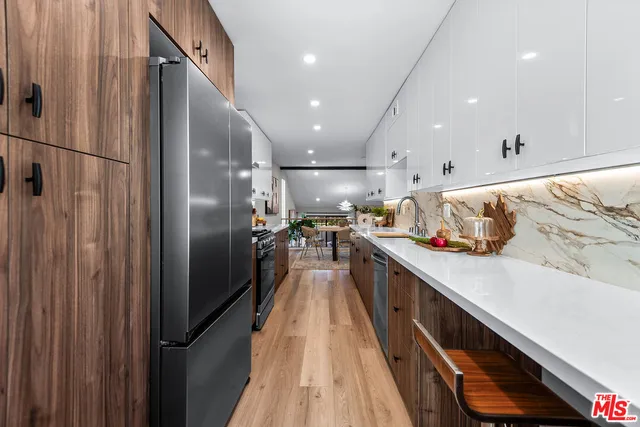 $1,299,000 | 13135 Mindanao Way, Unit 5, Marina del Rey, CA 90292