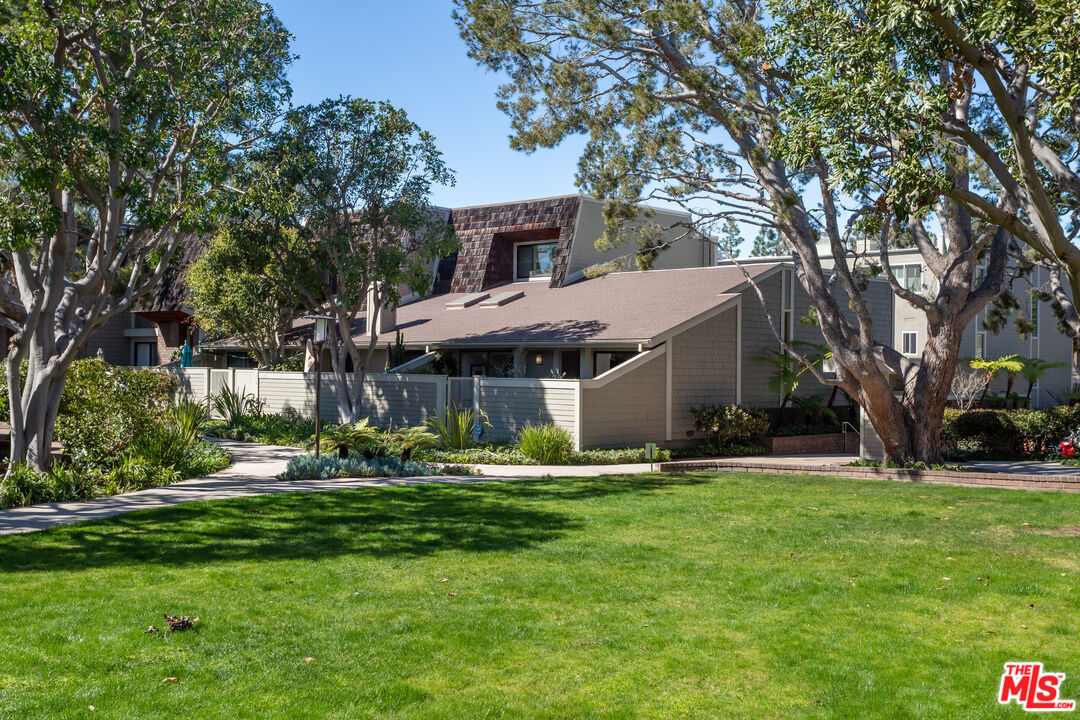 13135 Mindanao Way, Unit 5 Marina del Rey, CA 90292 - Photo 44 of 45 a backyard of a house with garden and trees