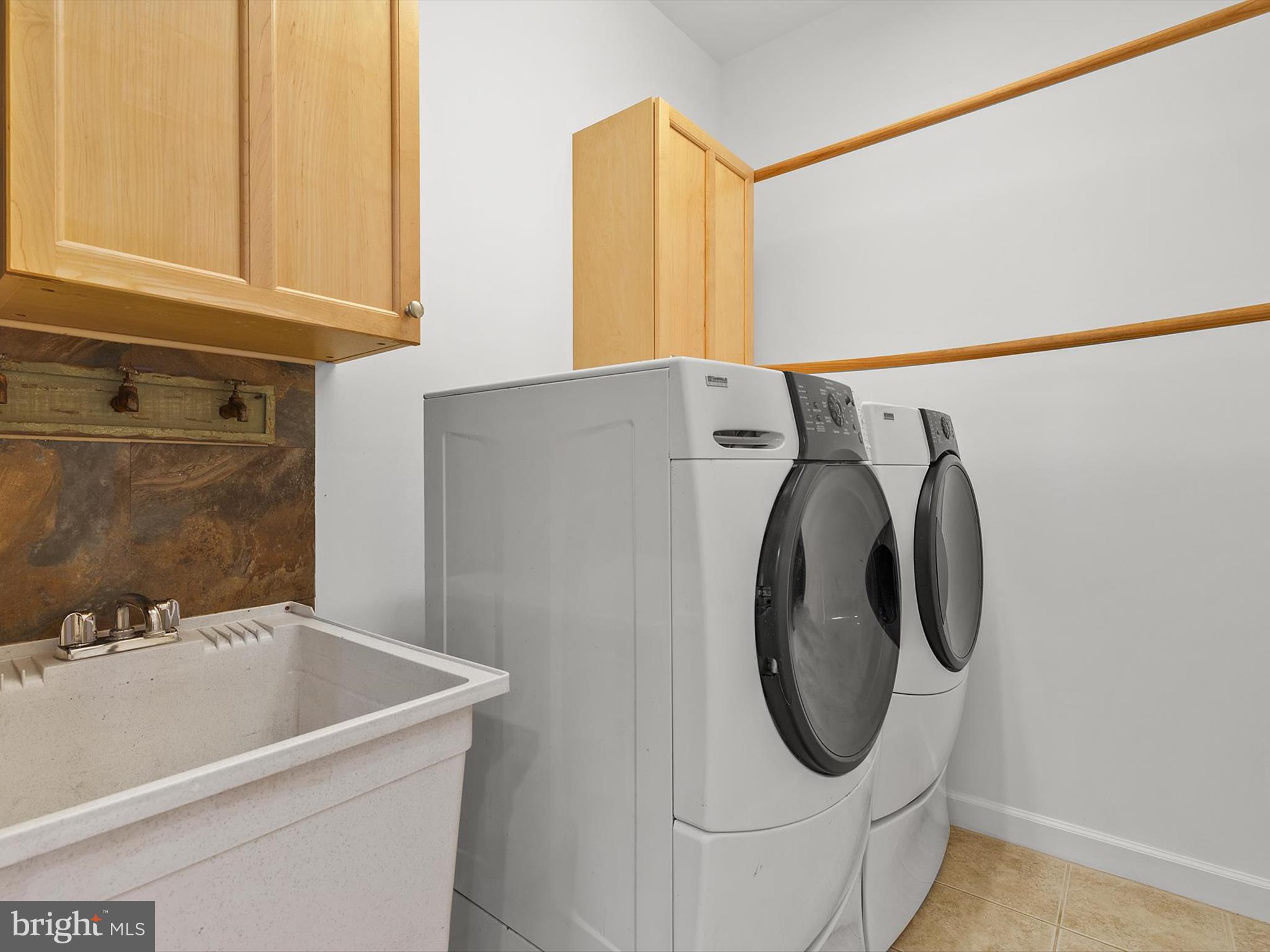 710 Crisfield Way Annapolis, MD 21401 - Photo 25 of 80 a utility room with dryer and washer