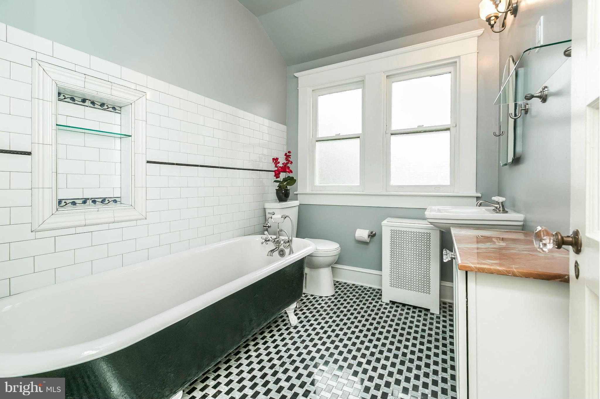 5726 Oakshire Road Baltimore, MD 21209 - Photo 22 of 30 2nd floor full bath