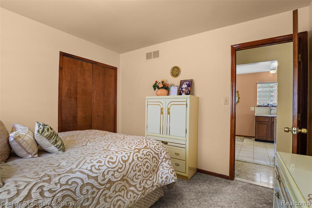 5296 Chase Road Dearborn, MI 48126 - Photo 11 of 36