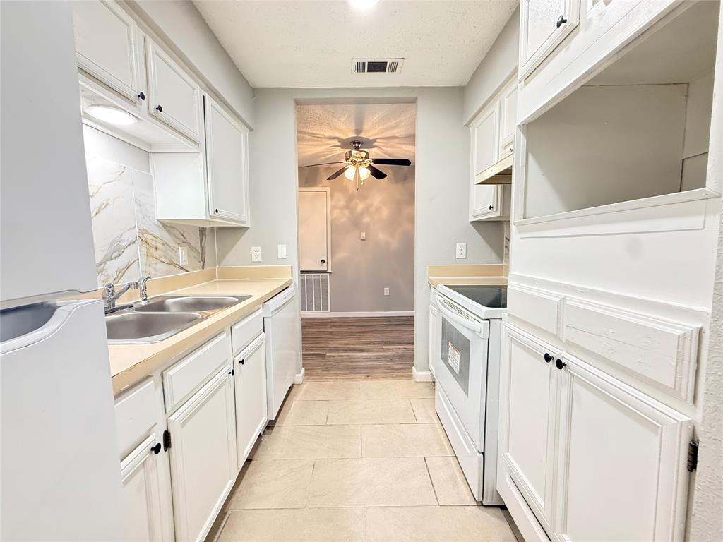 9696 Walnut Street, Unit 813 Dallas, TX 75243 - Photo 12 of 21 a bathroom with a sink a vanity and a bathtub