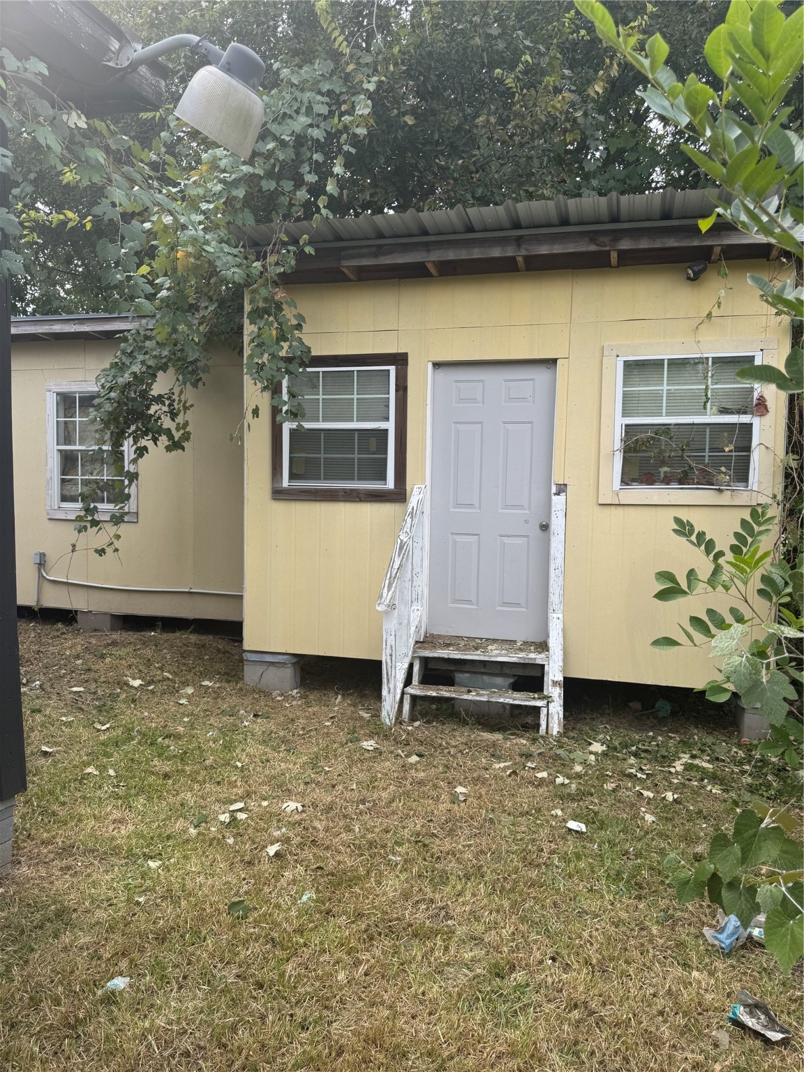 8121 Shotwell Street Houston, TX 77016 - Photo 8 of 8 a backyard of a house