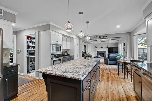 $885,000 | 4024 West 124th Street, Leawood, KS 66209