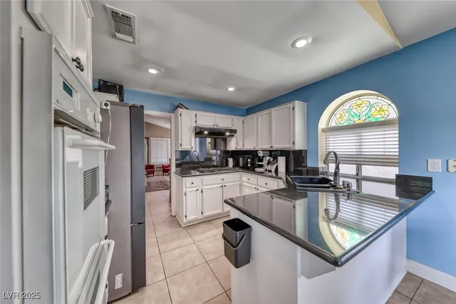$2,500 | 9832 Cactus View Avenue, Las Vegas, NV 89117