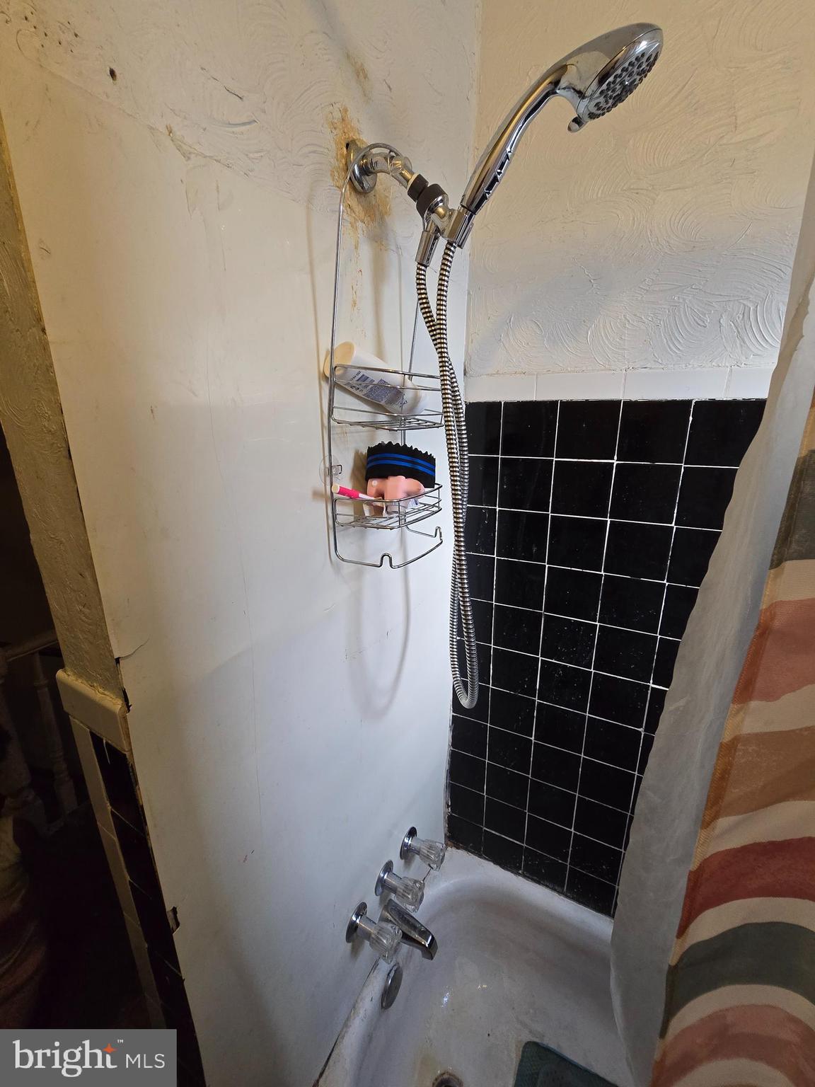 620 West 2nd Street Chester, PA 19013 - Photo 22 of 24 a bathroom with a shower