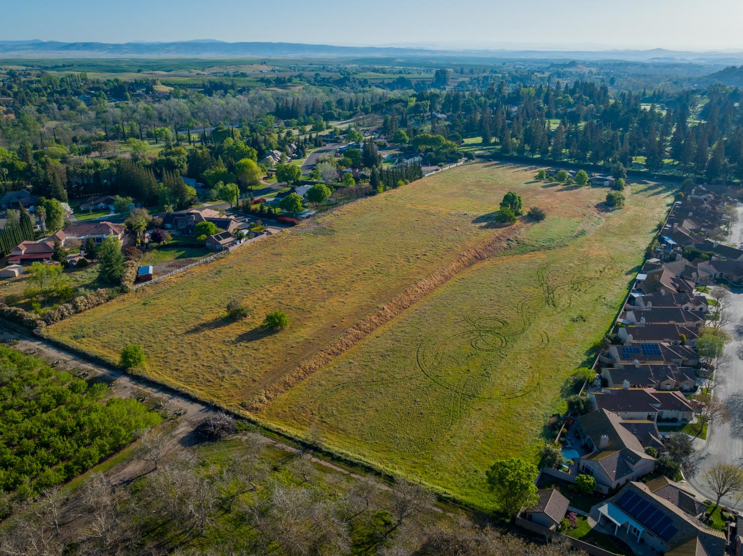 624 North Stearns Road Oakdale, CA 95361 - Photo 6 of 14 a view of a swimming pool with a yard