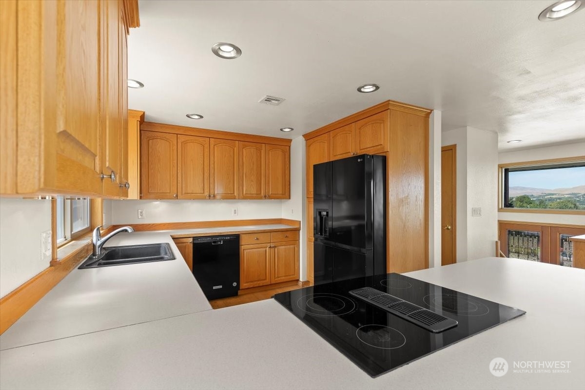 120 Echo Glen Place Yakima, WA 98908 - Photo 13 of 40 a kitchen with granite countertop a refrigerator stove and sink