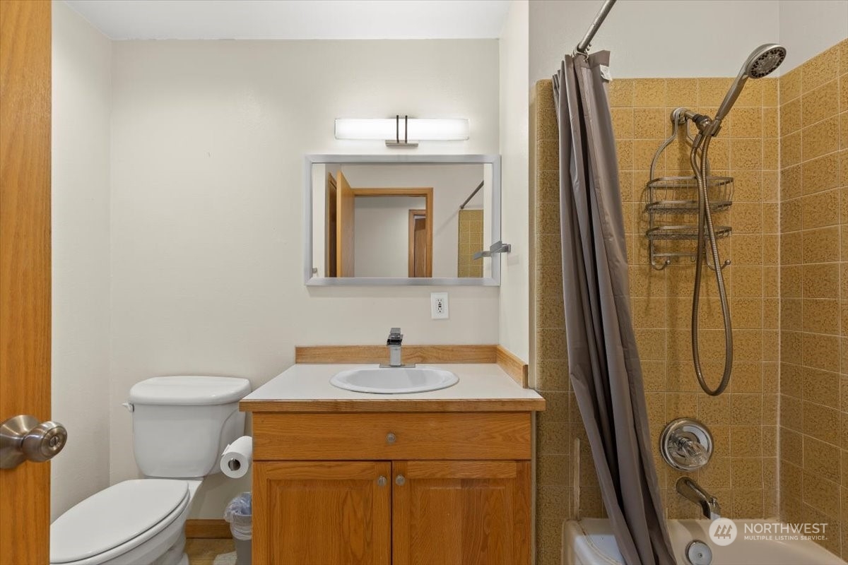120 Echo Glen Place Yakima, WA 98908 - Photo 16 of 40 a bathroom with a sink a toilet and shower