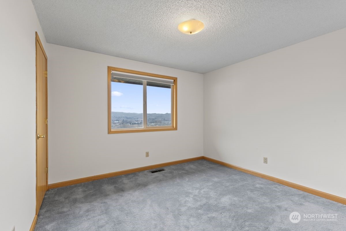 120 Echo Glen Place Yakima, WA 98908 - Photo 17 of 40 an empty room with a window